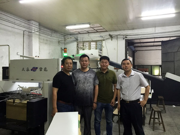 笔者与大连天泰紫光装公司总经理段卫东（右二）、星光印务公司总经理谢凯（左二）、赛瑞科贸公司总经理苏昌元（左一）在新机前合影