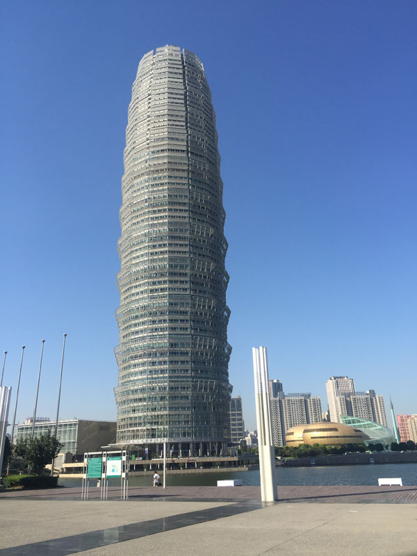 会展宾馆大楼高高地矗立于郑州国际会展中心旁