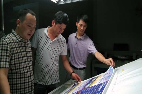 吴文东总经理与客户探讨印艺