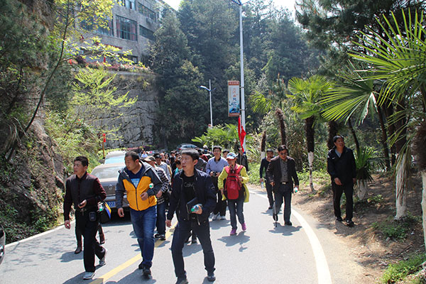 参会人员正在导游带领下兴致勃勃攀登江西三清山