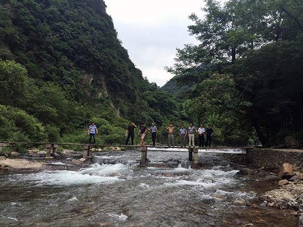 参会代表们正在宣城泾县水墨汀溪风景区游览