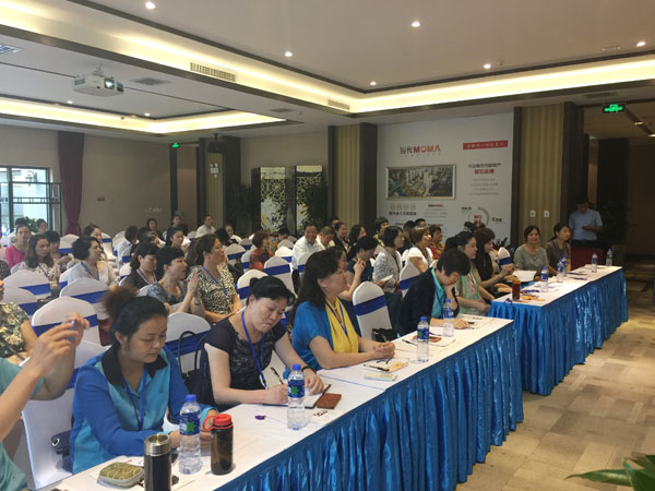 安徽省印刷协会女企家工作部部长、远东印务公司董事长宋广美女士（前排左三）正在活动现场认真聆听养生之道